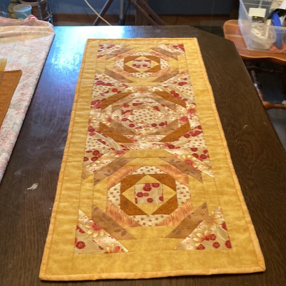 Place mats and table runner - Picture 4 of 6